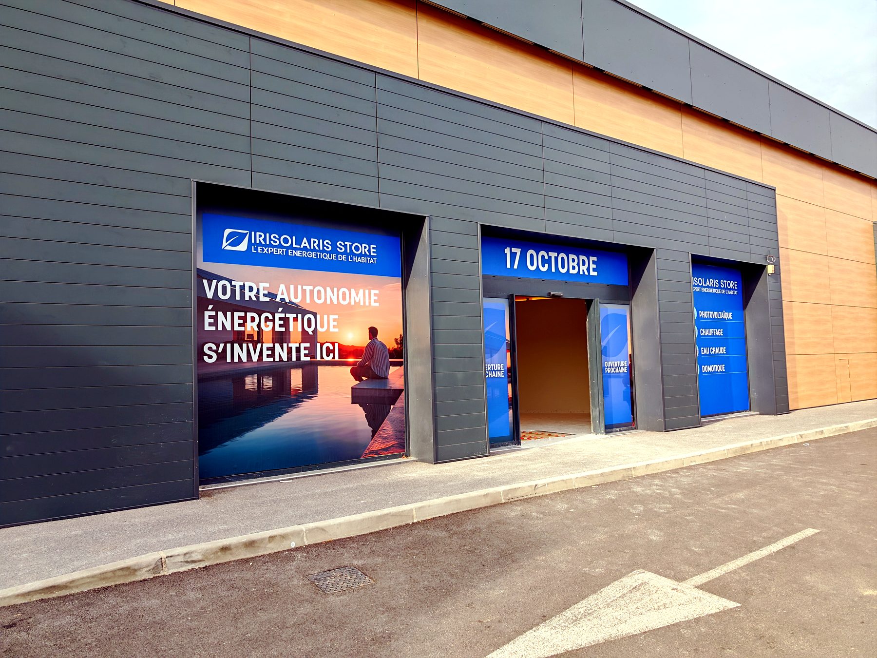 Adhésif vitrine — 014_panneau-publicitaire-facade