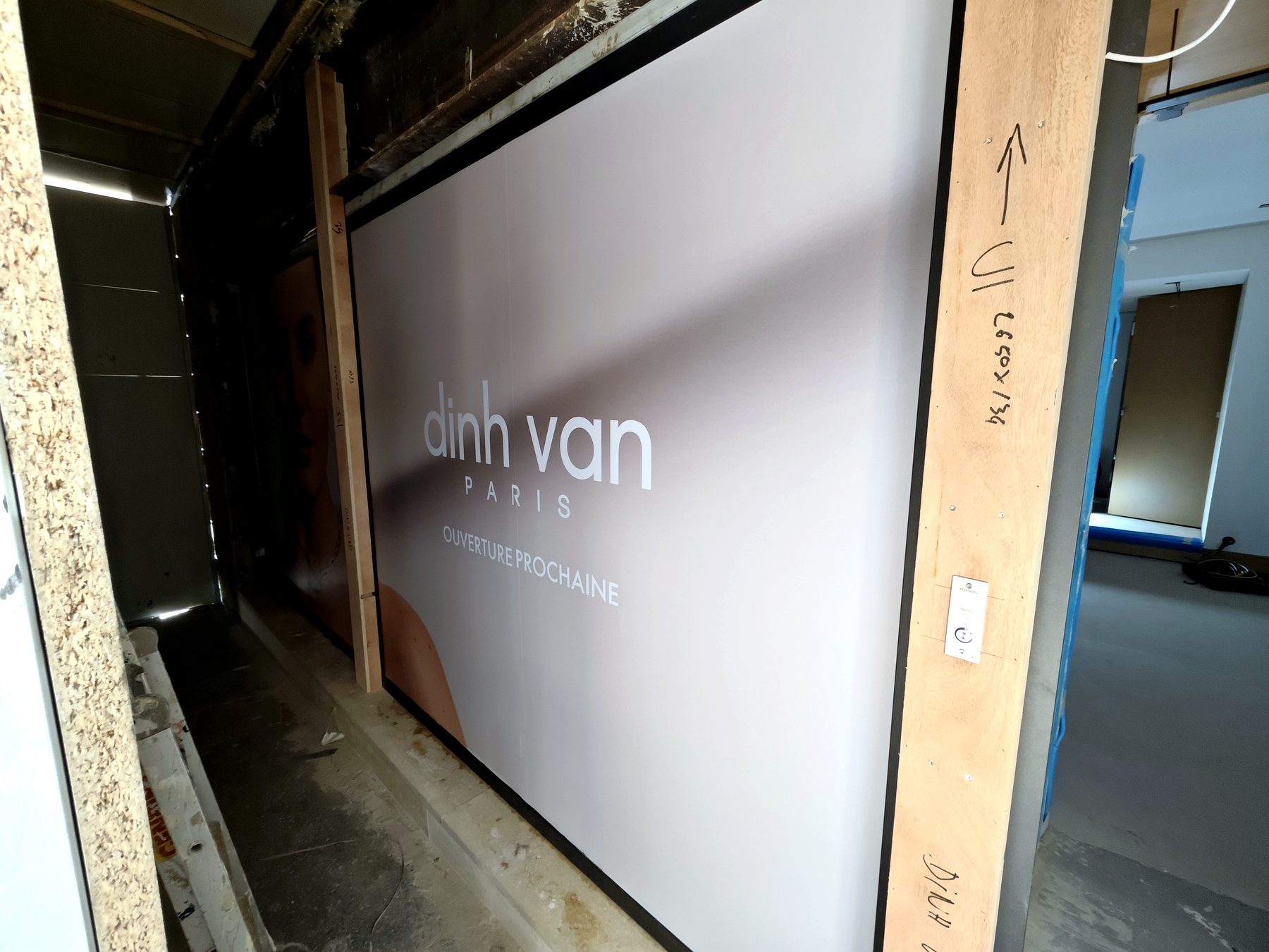 Adhésif vitrine — 090_adhesif-vitrine-dinh-van-interieur