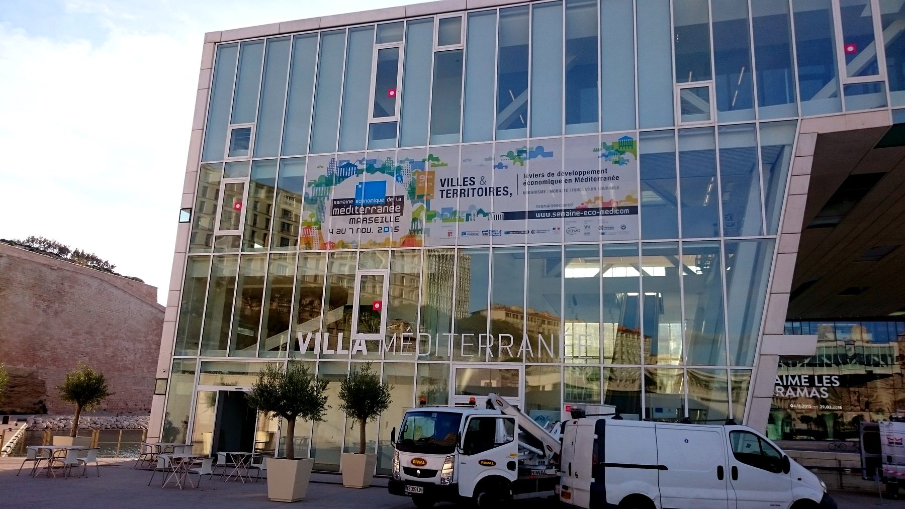 Adhésif vitrine — 134_enseigne-facade-batiment-moderne-verre