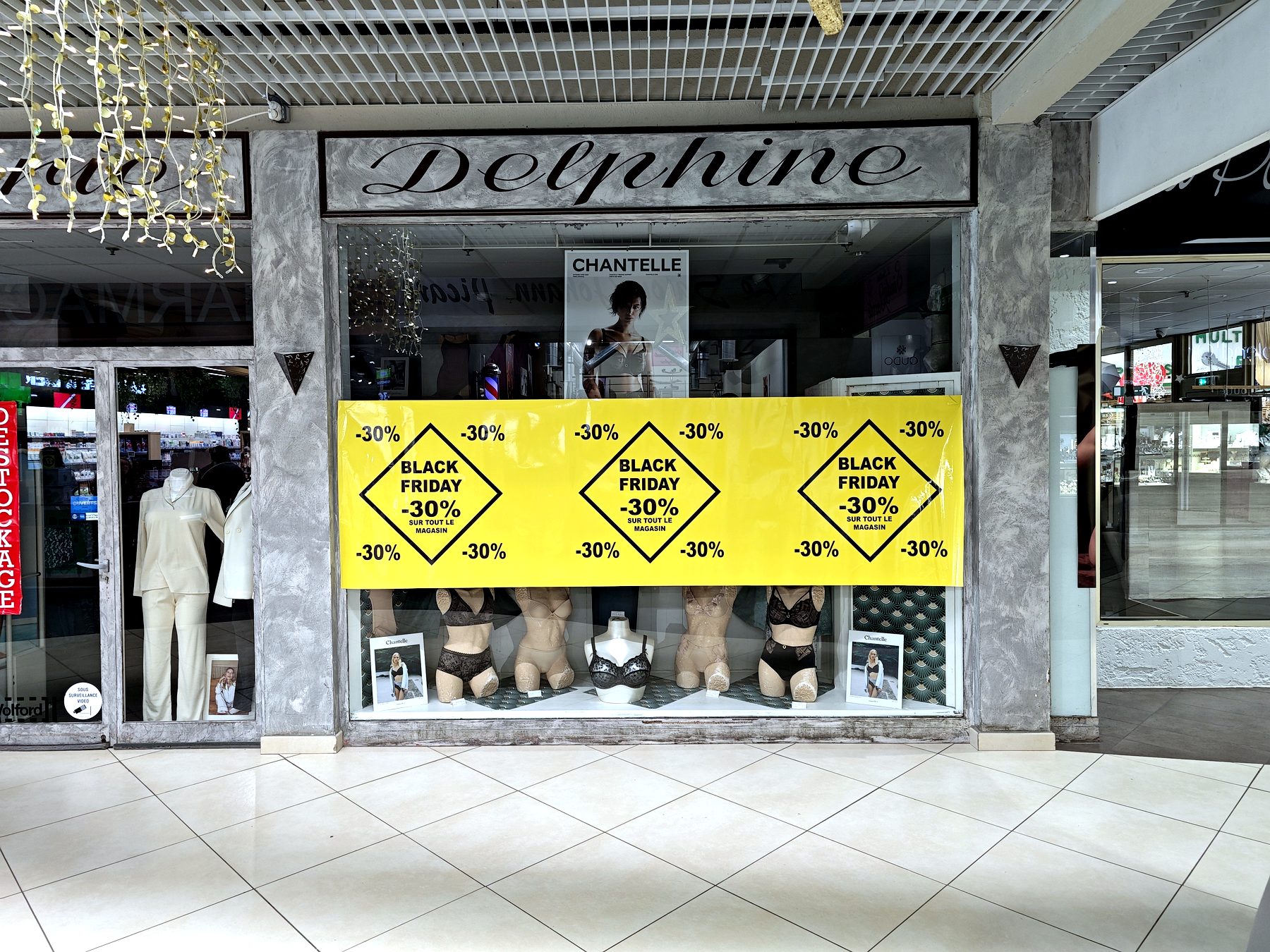 Adhésif vitrine — 269_enseigne-relief-delphine-boutique
