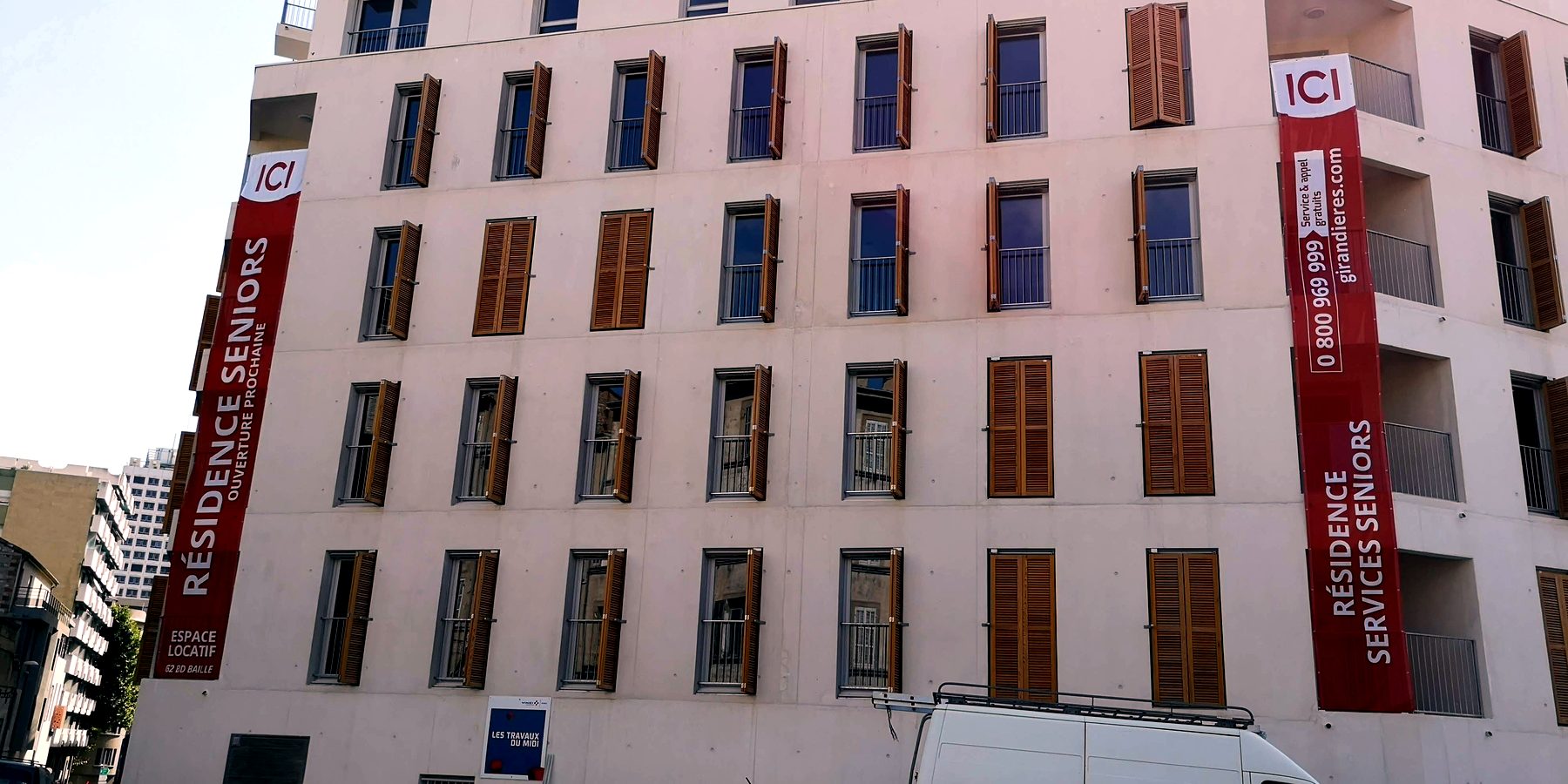 Bâche publicitaire — 250_enseigne-facade-rouge-commerciale