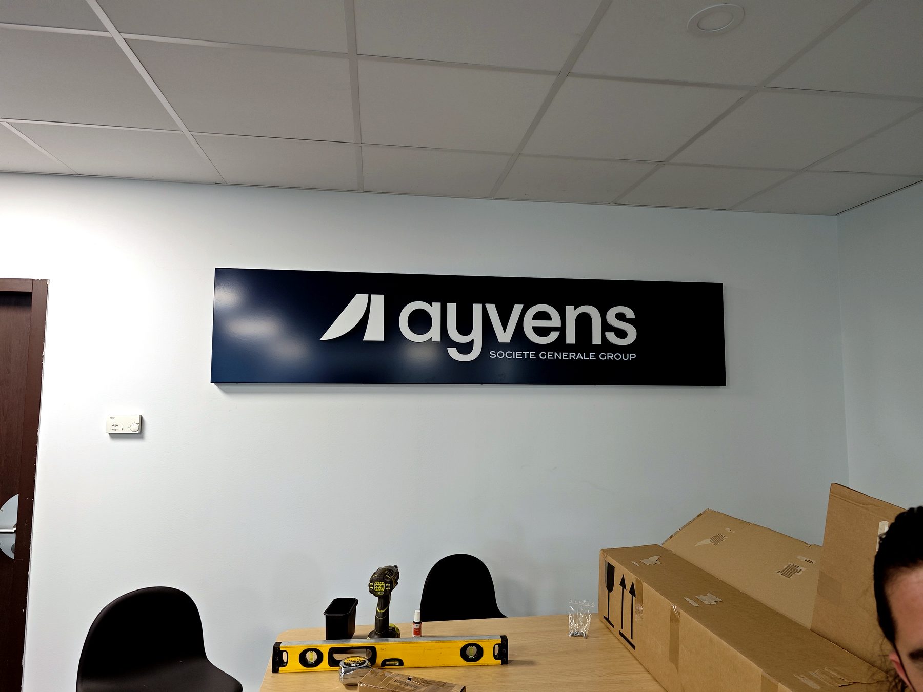 Décoration intérieure — 129_enseigne-interieure-ayvens-bureau