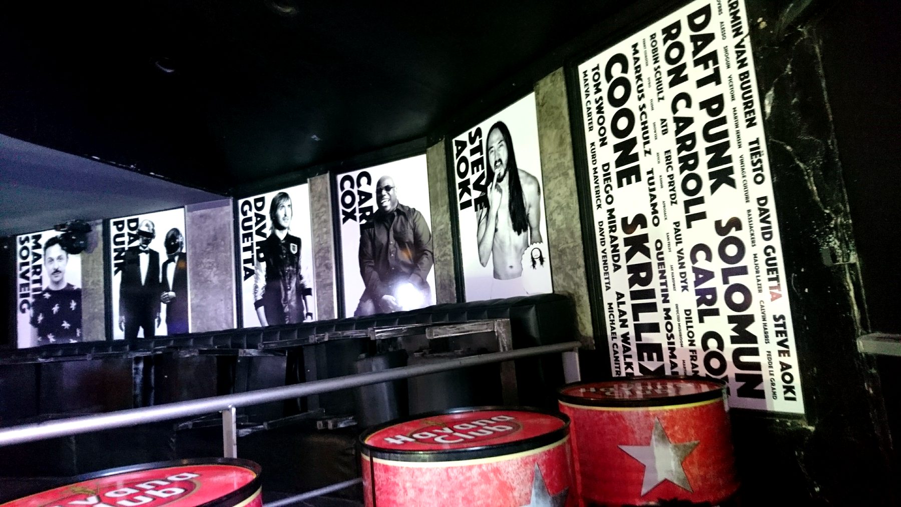 Décoration intérieure — 155_adhesif-vitrine-boutique-mode-v2