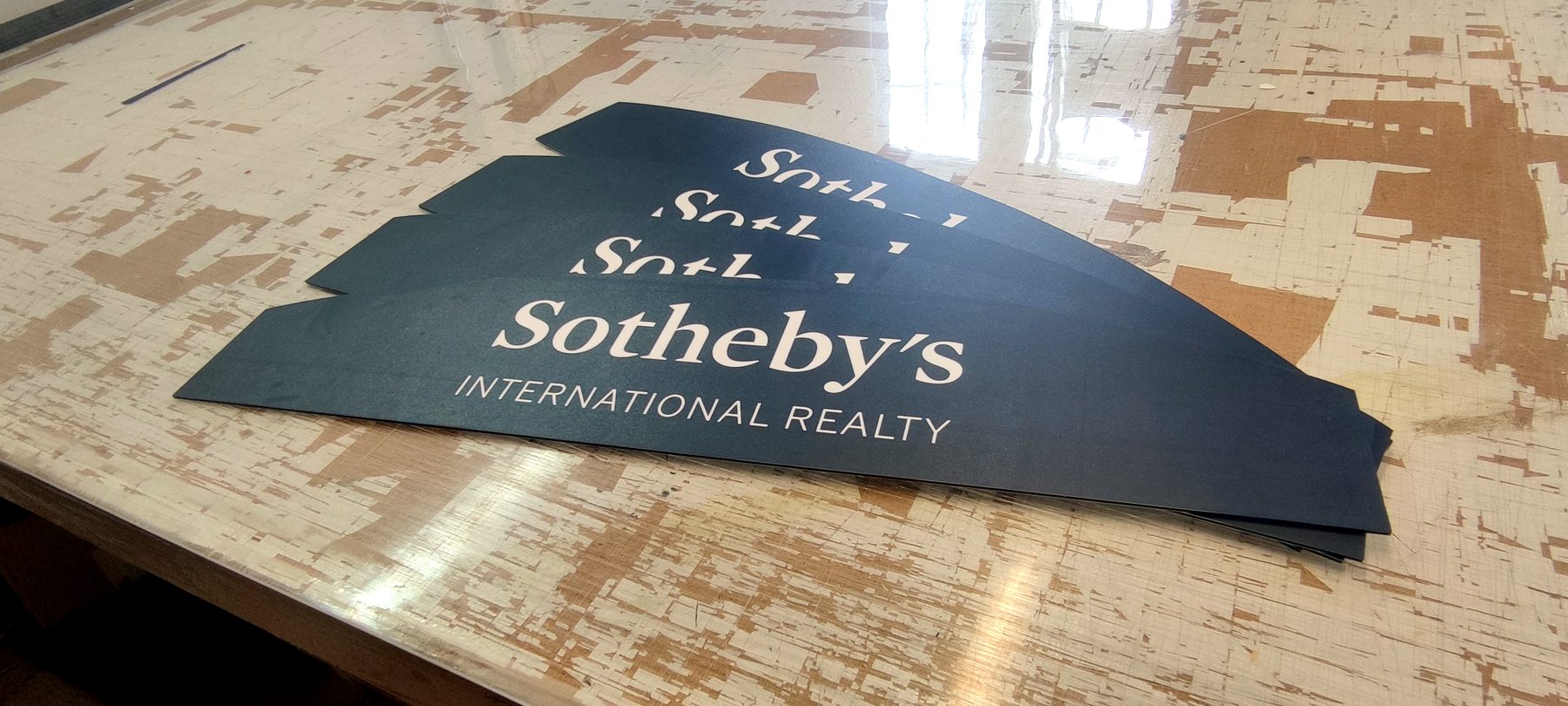 Enseigne dibond — 109_plaque-professionnelle-sothebys-entree
