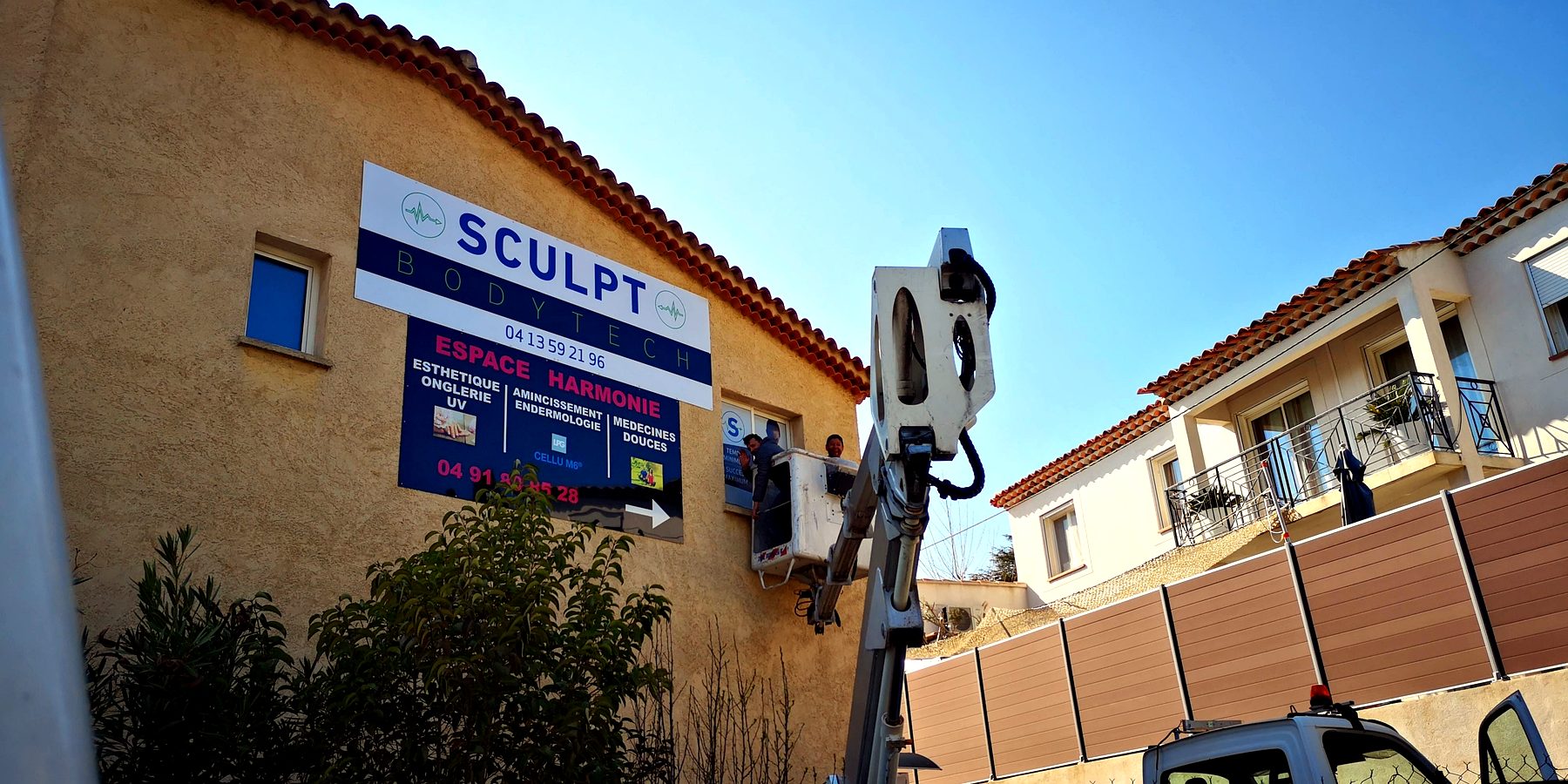 Enseigne dibond — 195_pose-enseigne-sculp-chantier