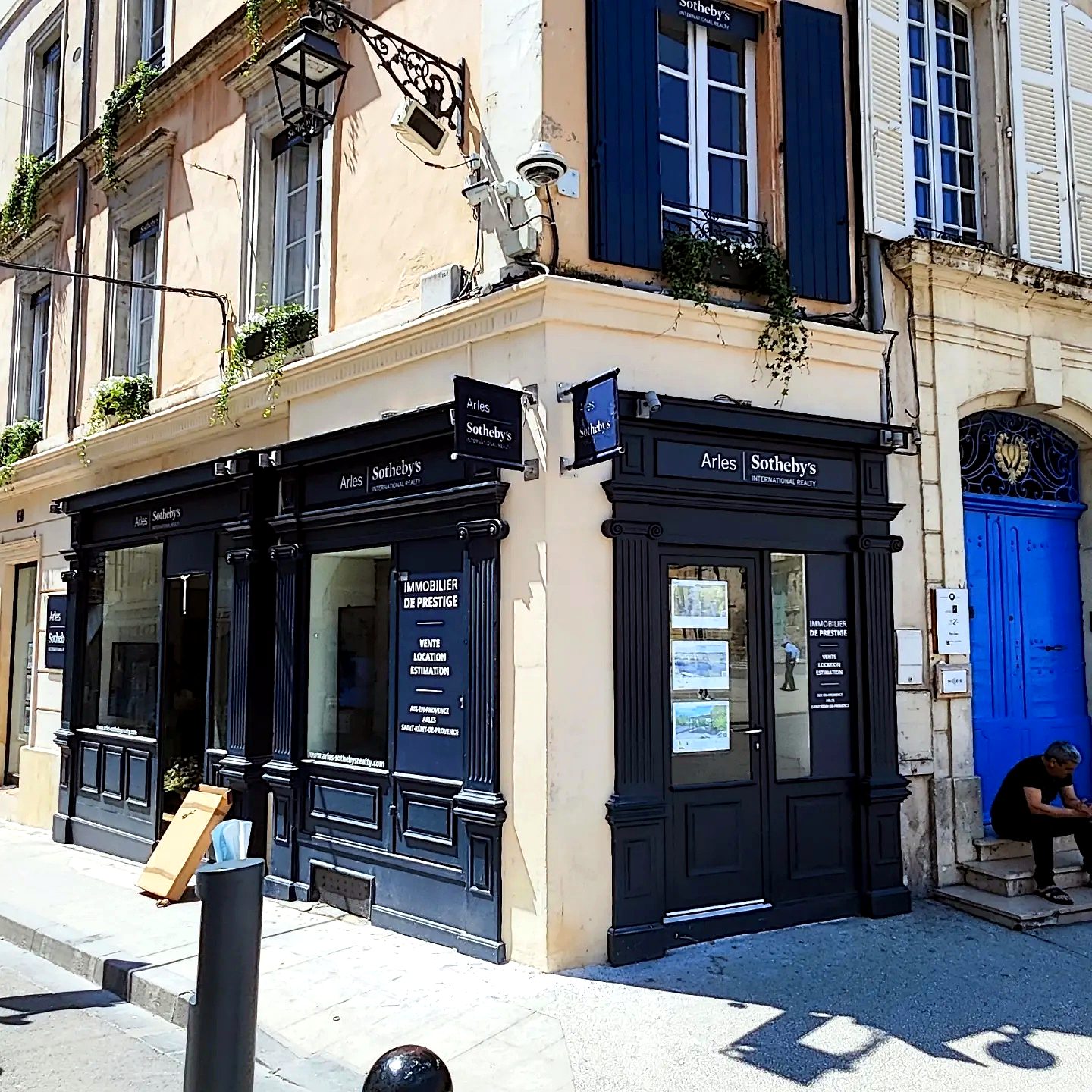 Enseigne dibond — 263_adhesif-vitrine-sothebys-nuit