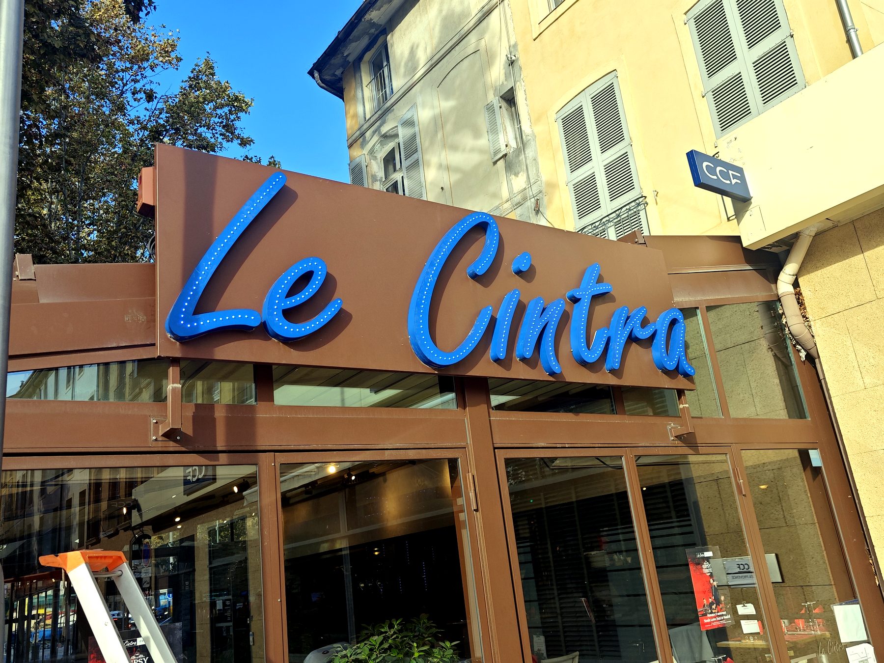 Enseigne lumineuse — 035_enseigne-relief-le-cintra