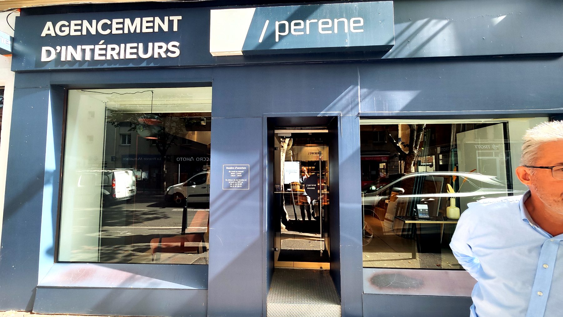 Enseigne lumineuse — 084_adhesif-vitrine-perene-agencement