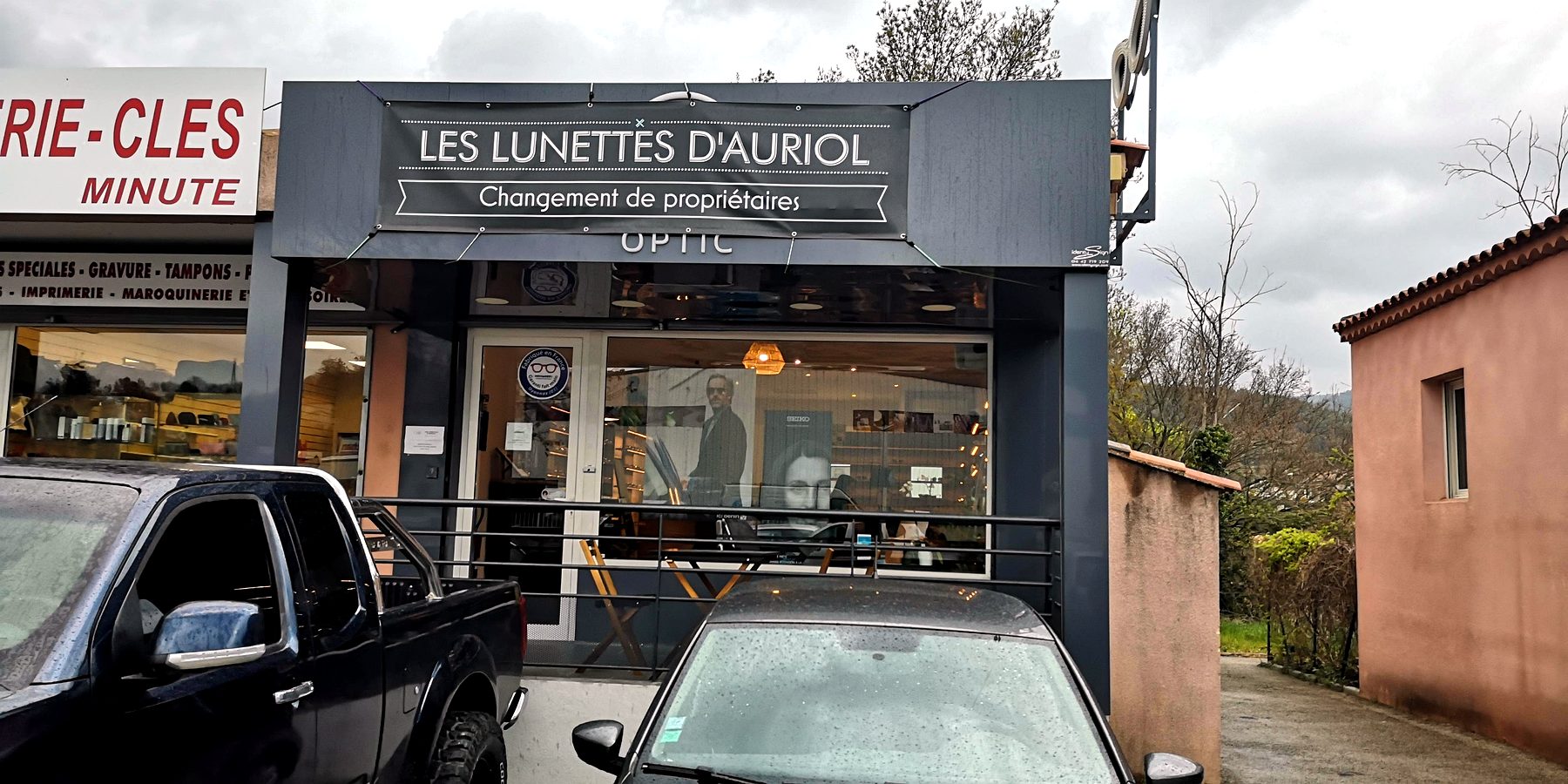 Enseigne lumineuse — 199_signaletique-directionnelle-cles-lunettes
