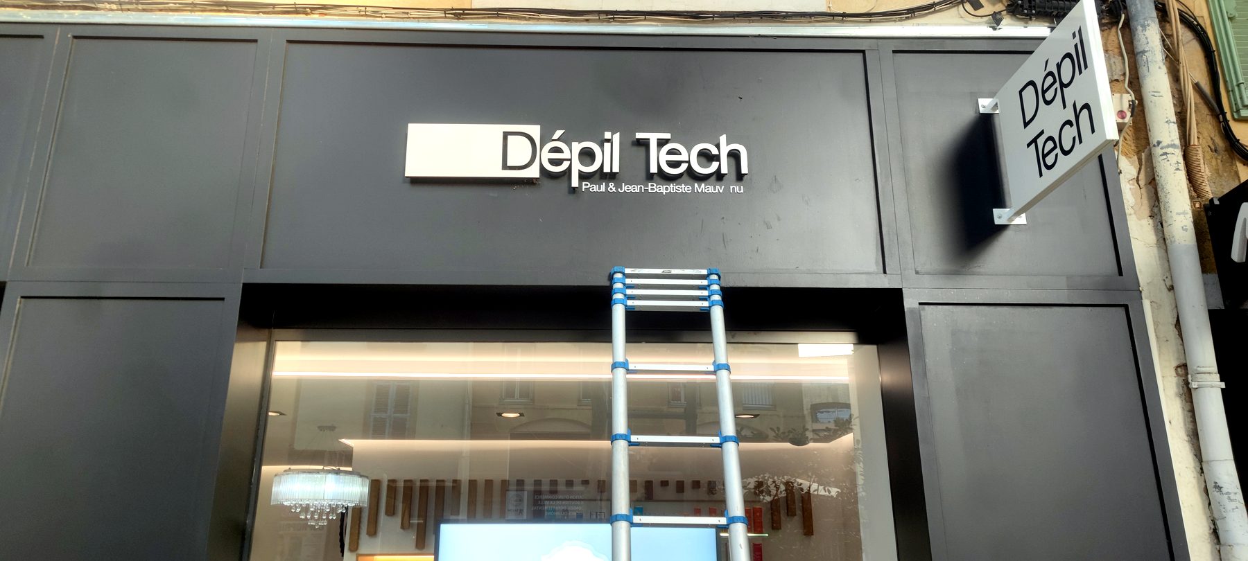 Enseigne relief — 002_adhesif-vitrine-depiltech