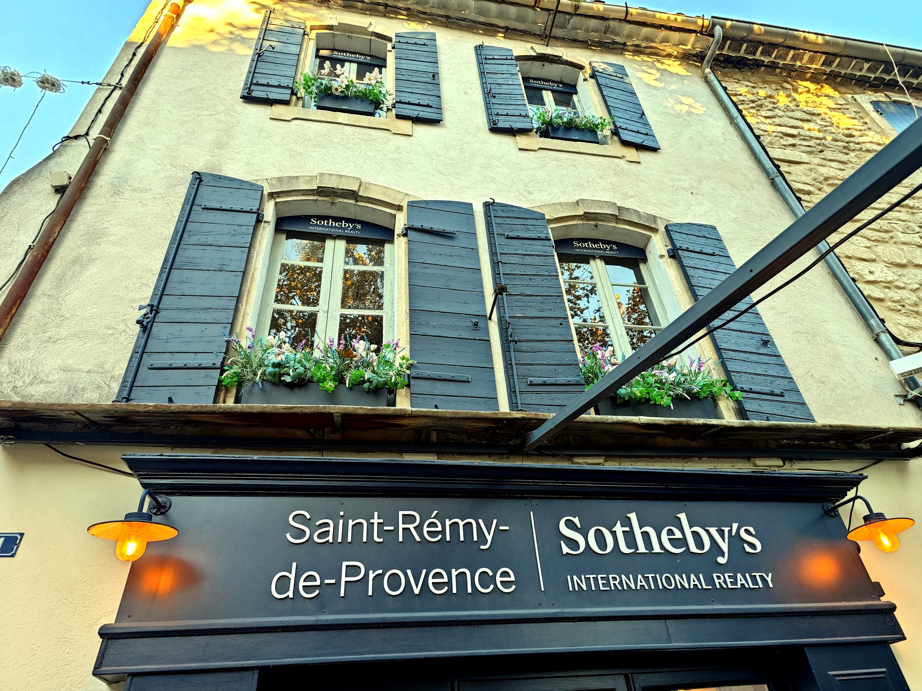 Enseigne relief — 011_adhesif-vitrine-sothebys-saint-remy