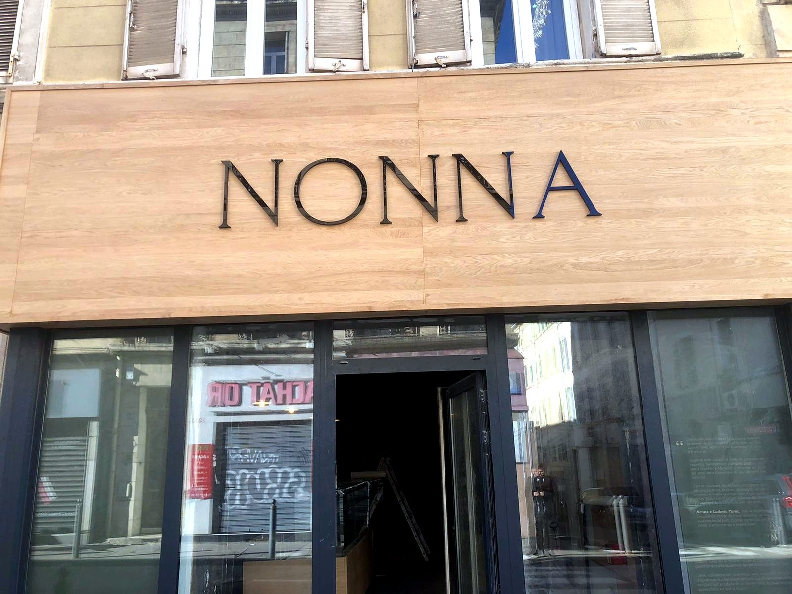 Enseigne relief — 218_enseigne-relief-nonna-gros-plan