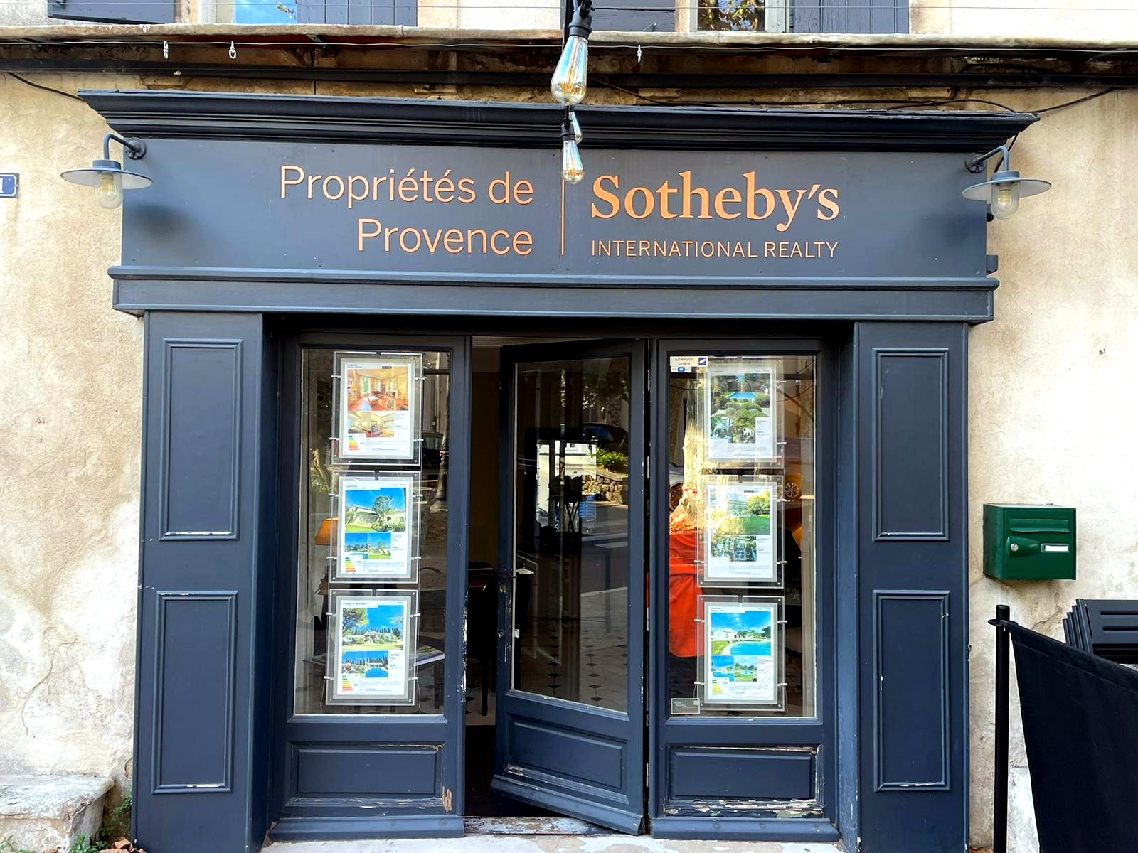 Enseigne relief — 236_enseigne-sothebys-proprietes-provence