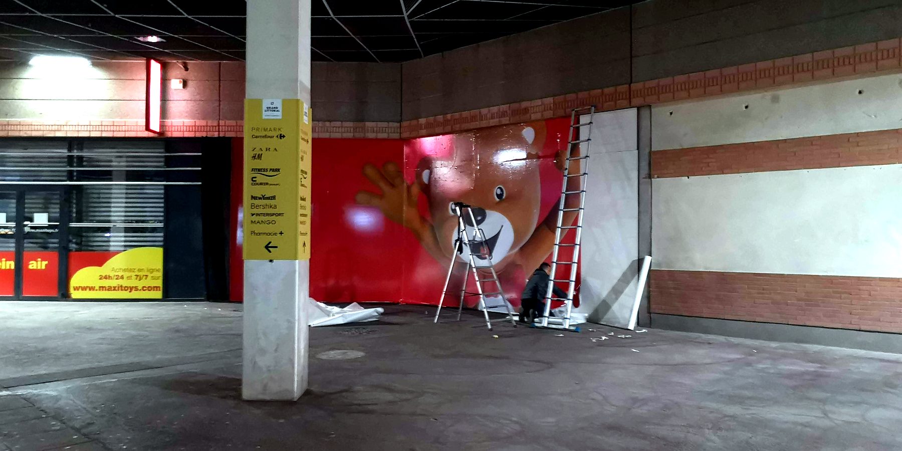 Habillage palissade — 255_adhesif-vitrine-interieur-travaux