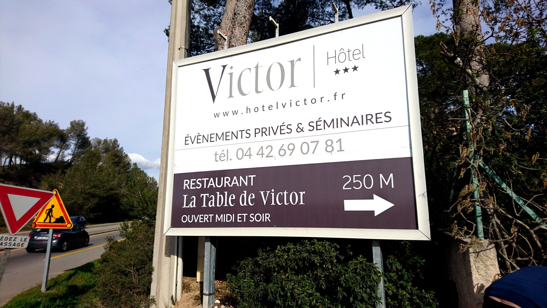 Panneau 4×3 — 149_panneau-directionnel-le-victor