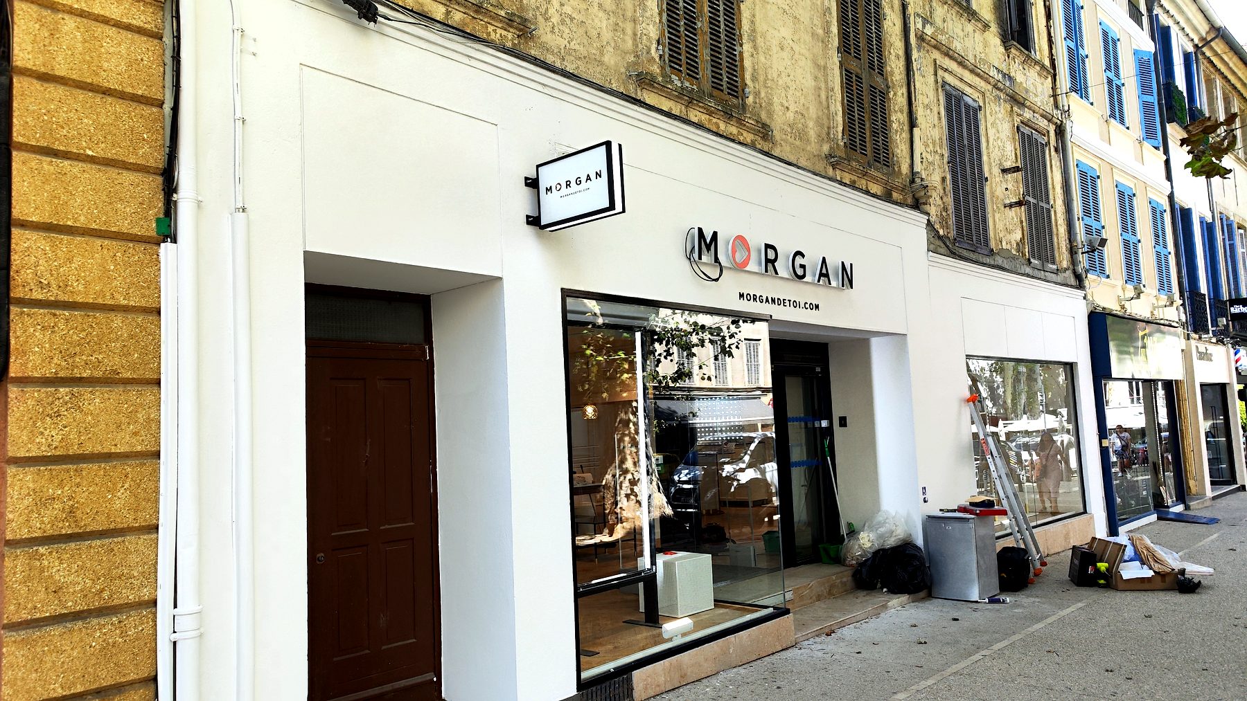 Pose chantier — 024_pose-enseigne-morgan-facade-chantier