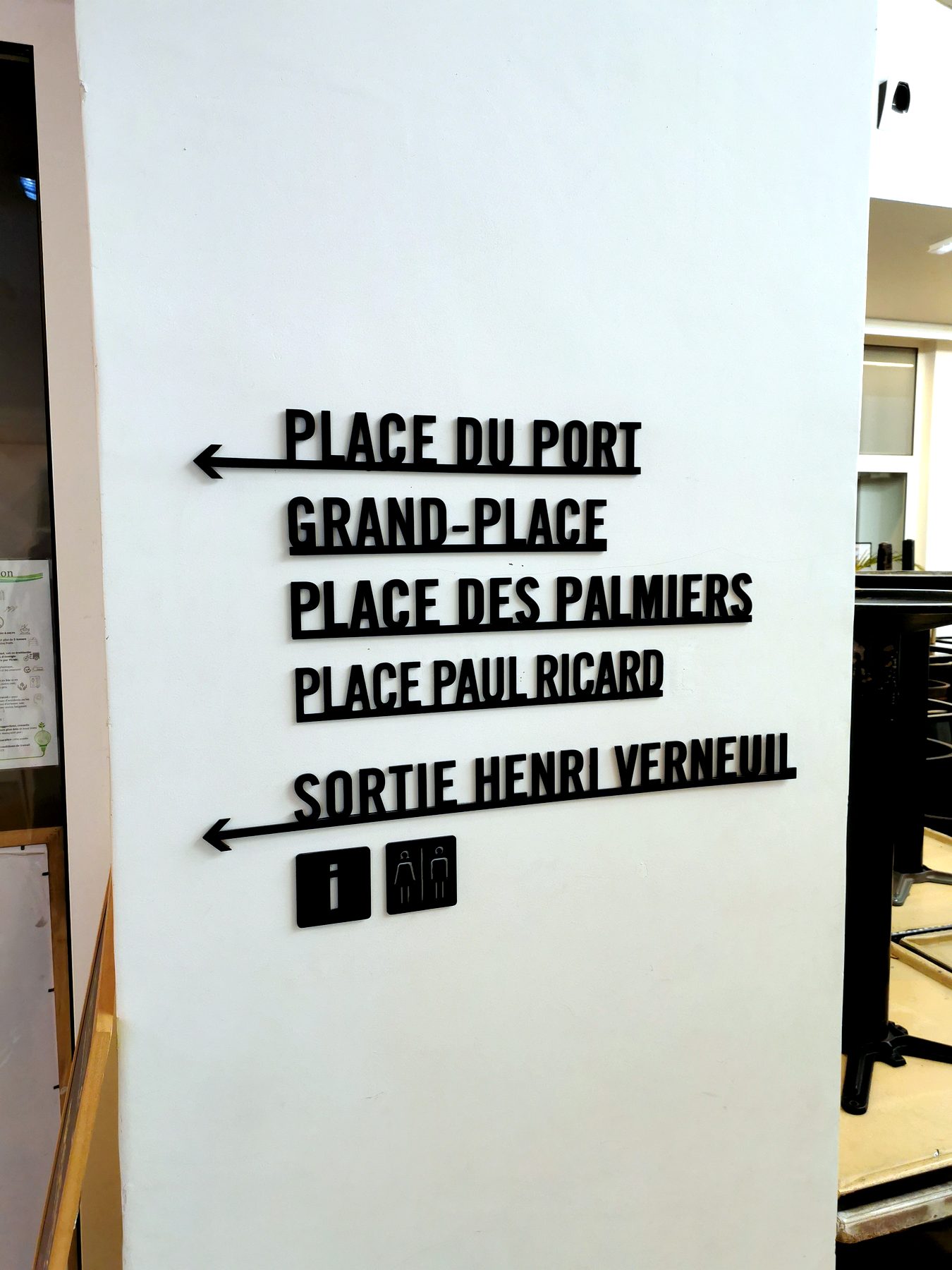 Pré-enseigne — 105_panneaux-directionnels-interieurs-noirs