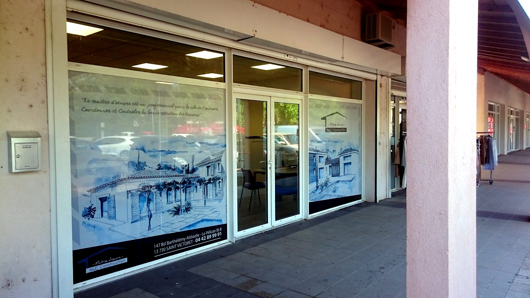 Totem — 212_adhesif-vitrine-facade-avant-pose